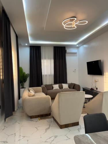 a living room with a couch and a tv at Samaris Résidences in Nouakchott