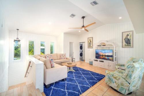 a living room with a couch and a tv at Reel Caribbean Getaway in Summerland Key
