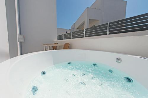 a bath tub in the corner of a building at Santo Evdokia in Vóthon