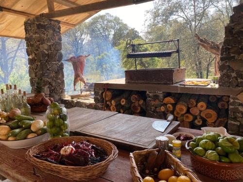 a table with a bunch of fruits and vegetables on it at Cabaña Romántica, glamping Piedra Braza Orígenes in Ocoyoacac
