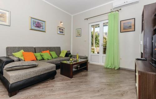 Guesthouse Jelena with private parking and a pool