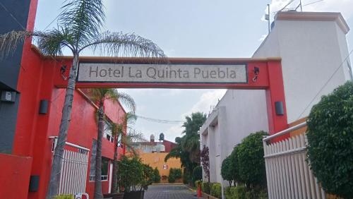 a street sign for a hotel la cuunta puerta at La Quinta Puebla in Puebla