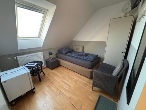 a room with a couch and a table and a window at Zimmer-Bad-TV-Kühlschrank-14 in Meine