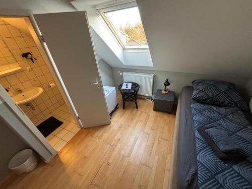 a bedroom with a bed and a bathroom with a shower at Zimmer-Bad-TV-Kühlschrank-14 in Meine