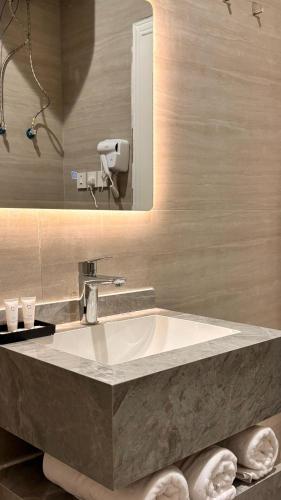 a bathroom with a sink and a mirror at وسط المدينة للشقق السكنيه in Medina