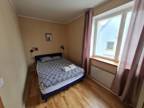 a bedroom with a bed and a window at Kuressaare kesklinn, Turu Apartment in Kuressaare