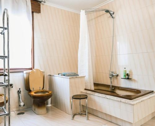 a bathroom with a toilet and a sink at El Doce Del Ferial in Solares