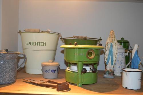 a group of pots and pans sitting on a table at Hoeve de Mertel in Biezenmortel