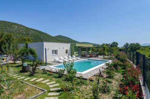 Villa Gariful Sleeps 8 with Pool & Pet Friendly