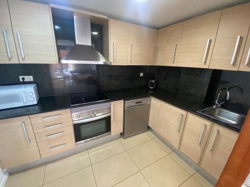Koyo Suite - Modern Apartment with Parking and Swimming Pool for 6p