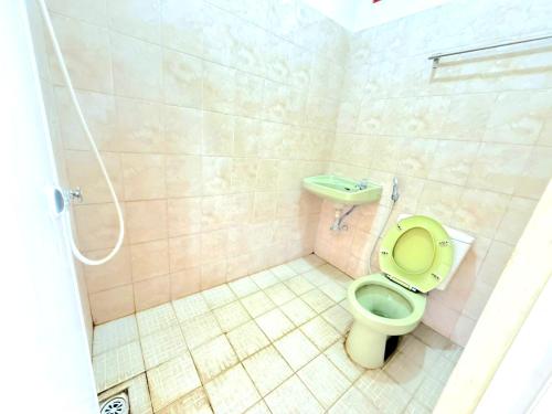 ein Badezimmer mit einer umweltfreundlichen Toilette und einem Waschbecken in der Unterkunft Hotel Caredek in Solok