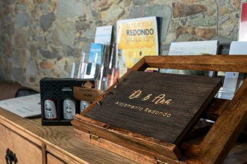 a wooden box with a sign on top of a table at Di&Ana - Alojamento Redondo in Redondo