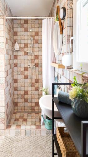 a bathroom with a shower and a sink at Ezüstfenyő vendégház in Balatonalmádi