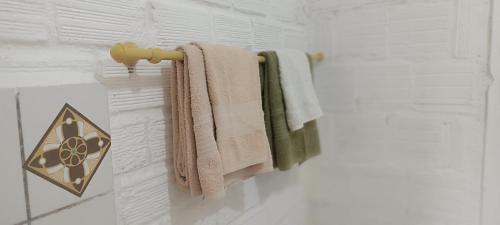a group of towels hanging on a towel rack in a bathroom at La foca da Croa in Goiana