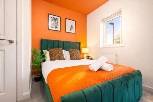 2 Bedroom House with 4 Beds, 3 Doubles & 1 Single - In Salford, 6 mins ...