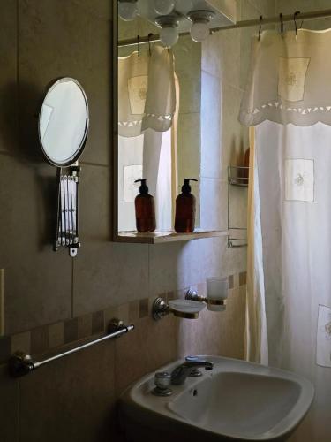 a bathroom with a sink and a mirror at Cabaña La Joaquina in Colón
