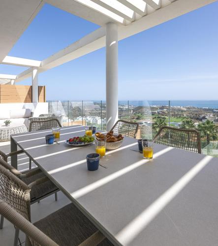 Bright and modern apartment with sea views