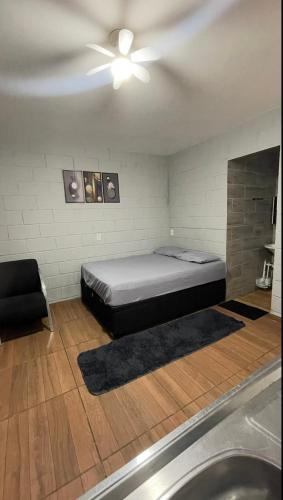 a bedroom with a bed and a ceiling fan at Quarto Para Dormir Próximo do Aeroporto Gru POUSO RÁPIDO in Guarulhos