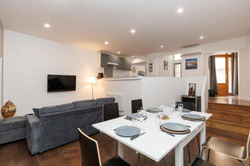 Upstays - Elegant 3BR Steps from Le Palais