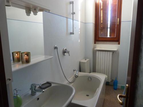 a bathroom with a sink and a bath tub at Appartamento Lago Maggiore in Arona