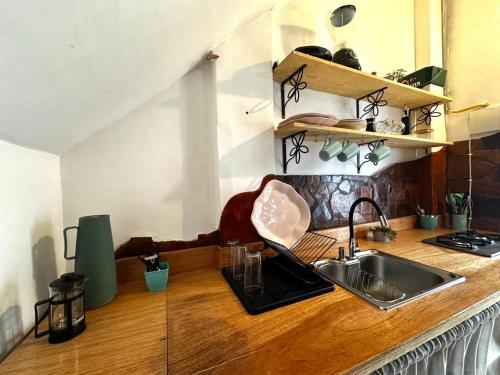 a kitchen with a sink and a counter top with a sink at Casa Ametista in Lençóis