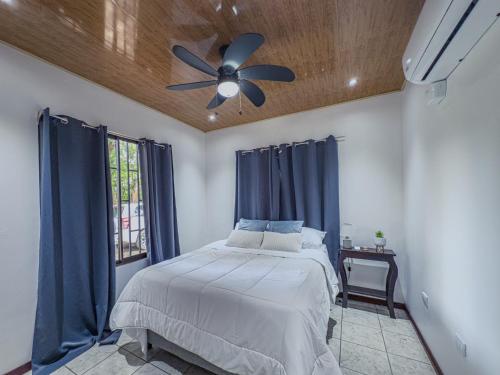 a bedroom with a bed and a ceiling fan at Casa escondida in Uvita