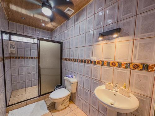 a bathroom with a toilet and a sink at Casa escondida in Uvita