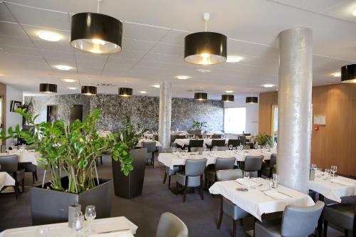 Restoran atau tempat makan lain di The Originals City, Hôtel Le Causséa, Castres (Inter-Hotel)