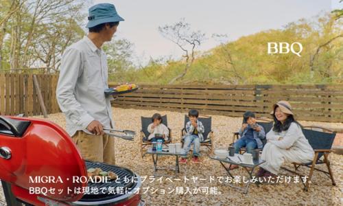 a man standing next to a group of children sitting in chairs at YADOKARI Village 北軽井沢 in Kita-karuizawa
