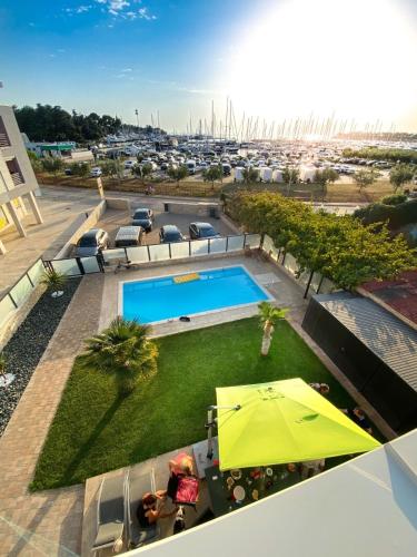 Seaside apartments with a swimming pool Novigrad - 25255