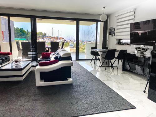 Seaside apartments with a swimming pool Novigrad - 25255