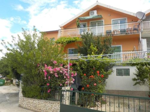 Apartments with parking space Grebastica, Sibenik - 25286