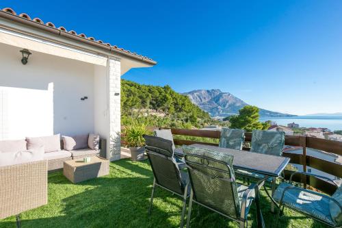 Apartments with parking space Duce, Omis - 24975