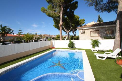 a swimming pool with a starfish in a yard at ARENDA Villa Amelie en Pino Alto in Miami Platja