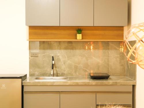 a kitchen with a sink and a counter top at Santa Barbara Central Suites in Bogotá