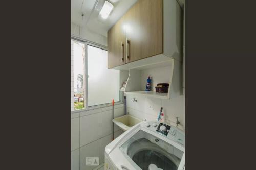 a small bathroom with a washing machine in it at Apto 3 dorms proximo a UFABC e CPTM in Santo André