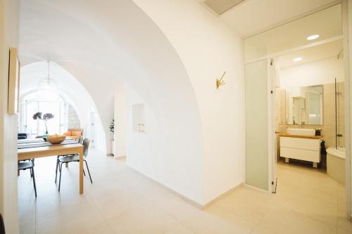 a kitchen and dining room with a table and a mirror at חקל תפוחין 1 - Hakal-Tapuchin 1 in Safed