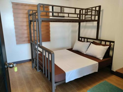 a bedroom with a bunk bed in a room at casita de flocerfida in Boac