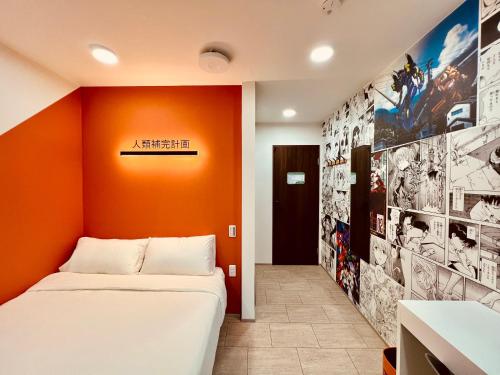 a bedroom with an orange wall with a bed at Osaka03 地铁站步行两分钟 直达难波 日本桥 梅田 关西机场 in Osaka