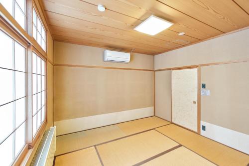 an empty room with a door and a window at villa Jin Asahikawa in Asahikawa