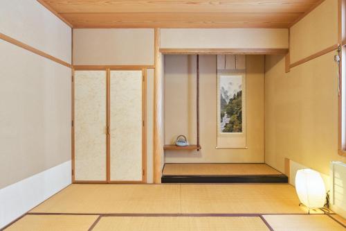 an empty room with a window and a bench at villa Jin Asahikawa in Asahikawa