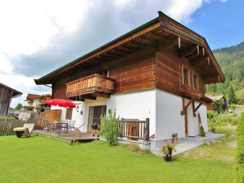 ein kleines Haus mit Holzdach in der Unterkunft Spacious Apartment with Sauna in Leogang in Leogang