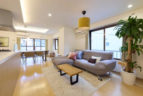 a living room with a couch and a table at Shinagawa Villa in Tokyo