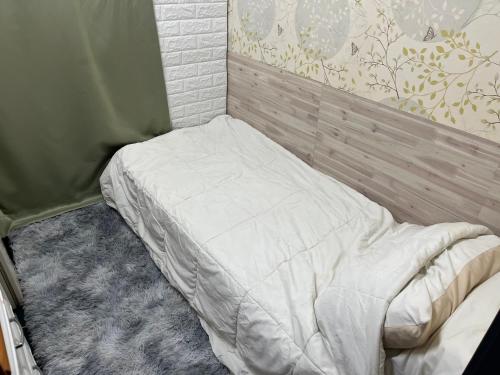 a small bedroom with a bed in a room at 신사 여성전용 개인 미니룸 Female Only Private Mini Room Gosiwon 2pm ckeck in 11am ckeck out address 강남구 논현동6-8 BESTEL, Check the message for the check in in Seoul