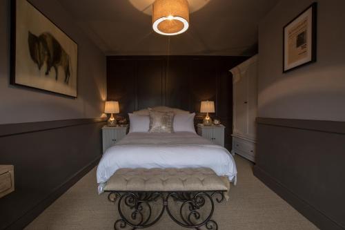 سرير أو أسرّة في غرفة في The Minster Arms