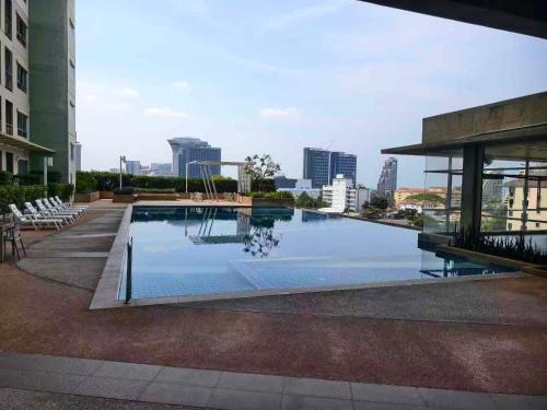 a large swimming pool on top of a building at Studio 5mins to Terminal 21 Lumpini Ville Naklua in North Pattaya