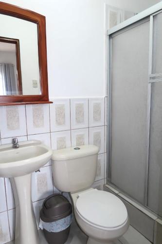 ein Badezimmer mit Toilette, Waschbecken und Dusche in der Unterkunft ECUADOR Hotel Pedernales MrRobert in Pedernales