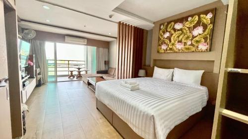 a hotel room with a bed and a balcony at View Talay 6 by Pat 42 in Pattaya