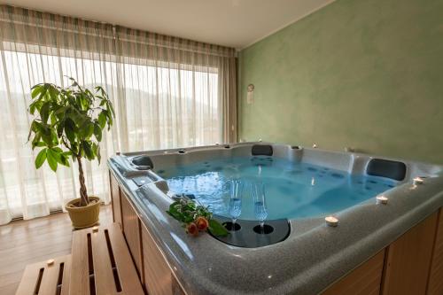 een hot tub in een kamer met een potplant bij Dolce Vita Relais in Sala Consilina