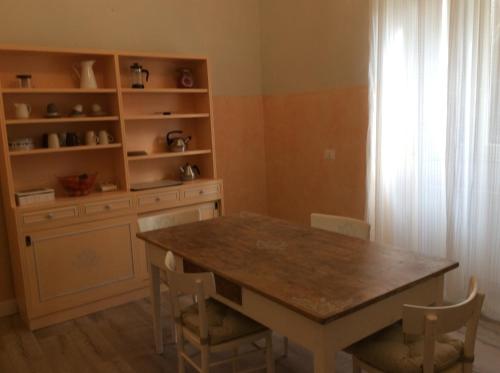a dining room with a table and a book shelf at Le Camere di Casa Cassandra in Perugia